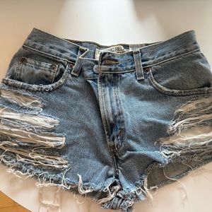 550 Levi ripped shorts size 26.